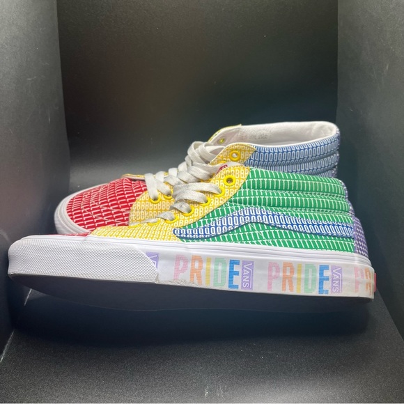Vans Sk8-Mid Pride Multi color LGBTQ
Men’s SZ 7.5 or women size SZ 9
Collectors - Picture 10 of 11